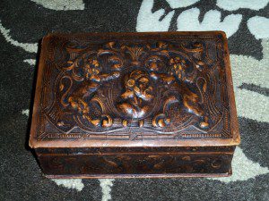 ANTIQUE CIGAR BOX.