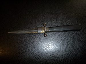 REV WAR KNIFE.