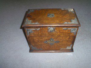 ANTIQUE OAK BOX.